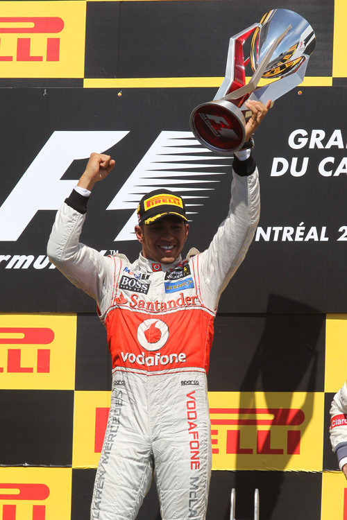 Lewis Hamilton levanta su trofeo en el GP de Canadá 2012