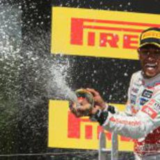 Hamilton descorcha el champán en el podio de Canadá 2012