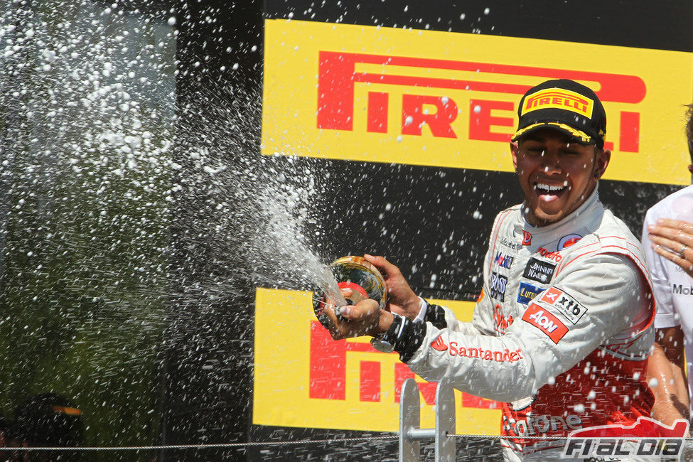 Hamilton descorcha el champán en el podio de Canadá 2012