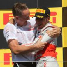 Martin Whitmarsh abraza a Lewis Hamilton en el podio de Canadá