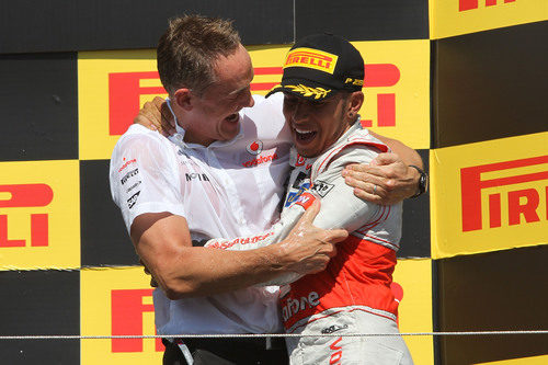 Martin Whitmarsh abraza a Lewis Hamilton en el podio de Canadá