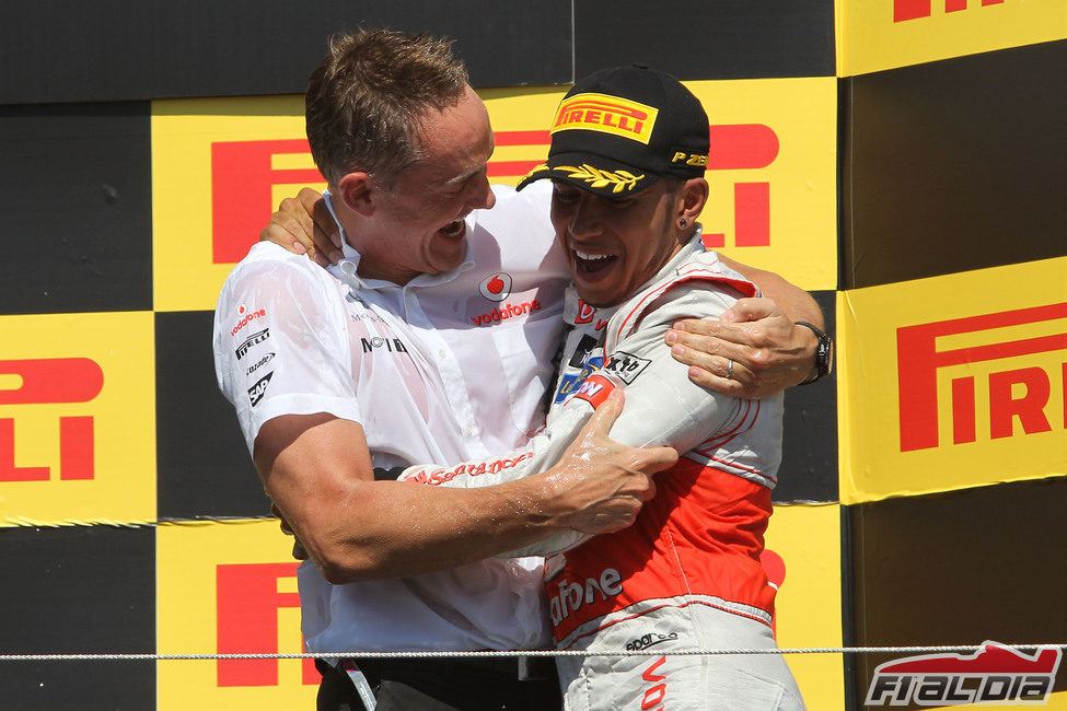 Martin Whitmarsh abraza a Lewis Hamilton en el podio de Canadá