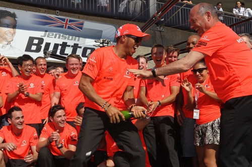Hamilton moja a Ron Dennis en la celebración de McLaren