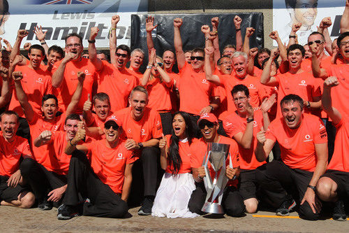 McLaren celebra la victoria de Lewis Hamilton en Canadá 2012