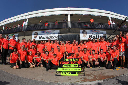 Victoria de McLaren en su 300 Gran Premio junto a Mercedes-Benz