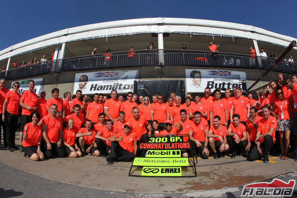 Victoria de McLaren en su 300 Gran Premio junto a Mercedes-Benz