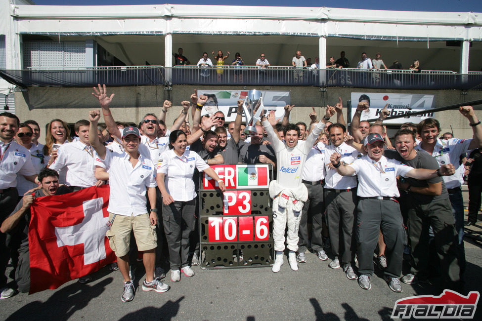 Sergio Pérez celebra el podio con todo el equipo