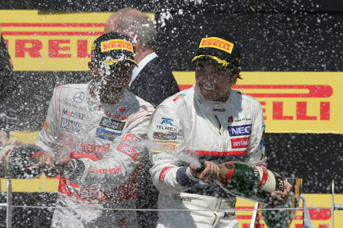 Sergio Pérez y Lewis Hamilton en el podio de Canadá