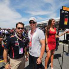 El actor Jason Priestley, el esquiador Erik Guay y la 'pitbabe' de Sebastian Vettel