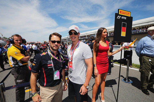 El actor Jason Priestley, el esquiador Erik Guay y la 'pitbabe' de Sebastian Vettel