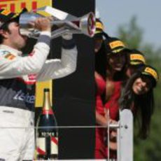 Sergio Pérez bebe champán con el trofeo en Canadá