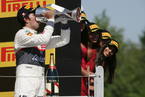 Sergio Pérez bebe champán con el trofeo en Canadá