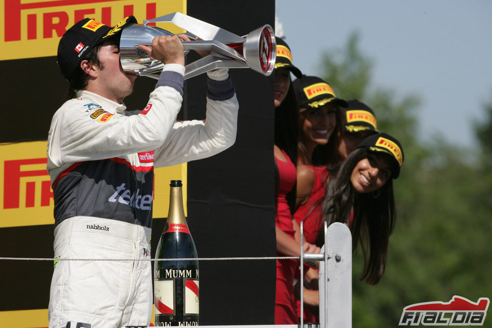 Sergio Pérez bebe champán con el trofeo en Canadá