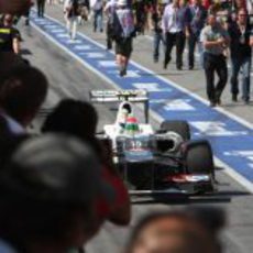 Sergio Pérez regresa al 'pit lane' tras la carrera de Canadá