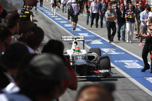 Sergio Pérez regresa al 'pit lane' tras la carrera de Canadá