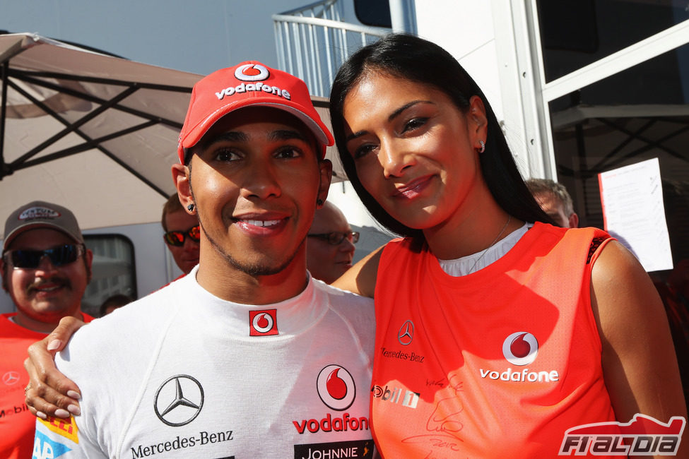 Lewis Hamilton y Nicole Scherzinger tras la victoria de McLaren