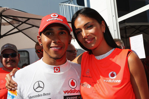 Lewis Hamilton y Nicole Scherzinger tras la victoria de McLaren
