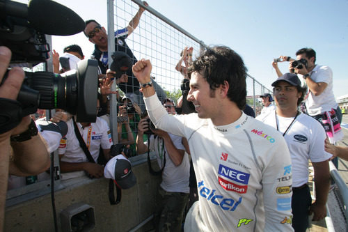 Sergio Pérez saluda a los aficionados tras su podio en Canadá