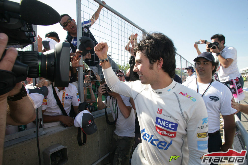 Sergio Pérez saluda a los aficionados tras su podio en Canadá