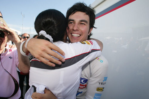 Sergio Pérez se abraza con Monisha Kaltenborn