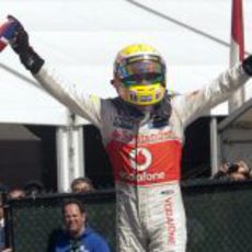 Lewis Hamilton celebra su victoria con la bandera de Gran Bretaña