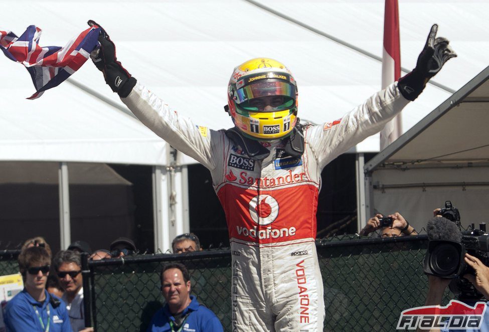 Lewis Hamilton celebra su victoria con la bandera de Gran Bretaña