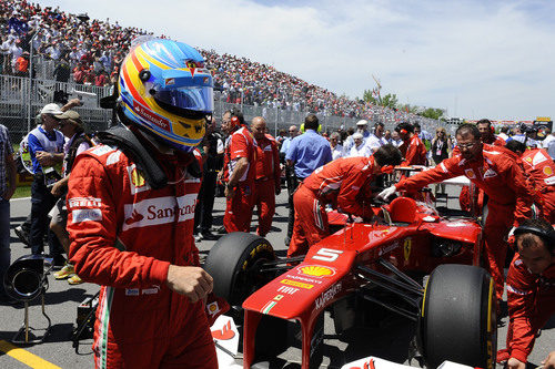 Fernando Alonso se prepara antes de la carrera de Canadá