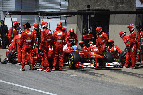 Fernando Alonso realiza una parada en Montreal