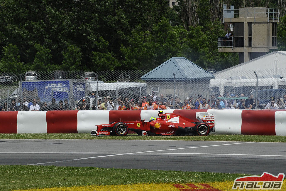 Felipe Massa se sale de pista en la carrera de Canadá