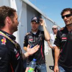 Jason Priestley saluda a los chicos de Red Bull