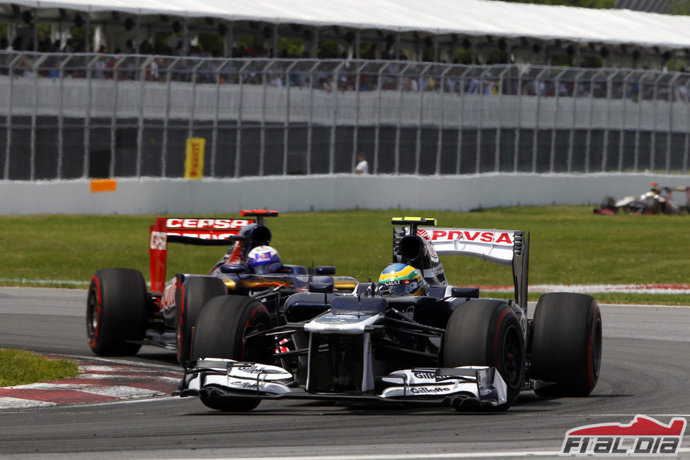 Bruno Senna mantiene posición por delante de un Toro Rosso