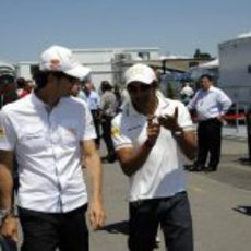 Pedro de la Rosa y Narain Karthikeyan se dirigen al 'paddock' de Montreal