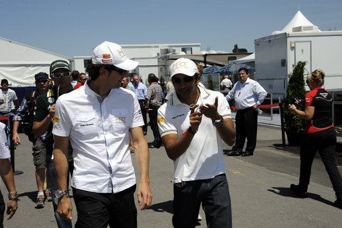 Pedro de la Rosa y Narain Karthikeyan se dirigen al 'paddock' de Montreal