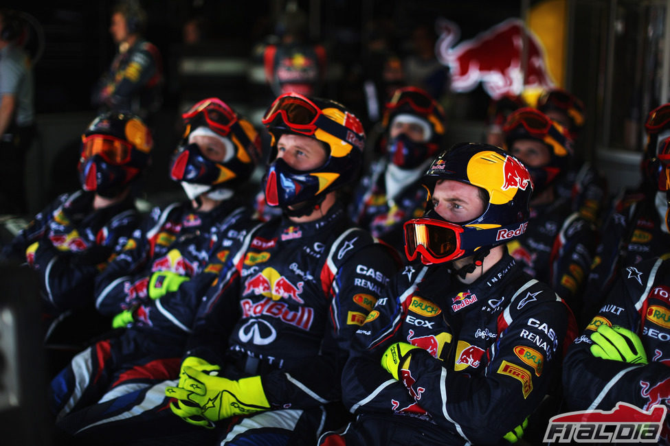Los mecánicos de Red Bull, pendientes de la carrera
