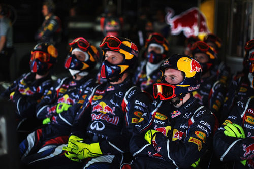 Los mecánicos de Red Bull, pendientes de la carrera