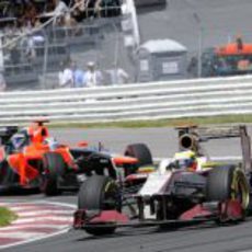 Pedro de la Rosa por delante de un Marussia durante el GP de Canadá 2012