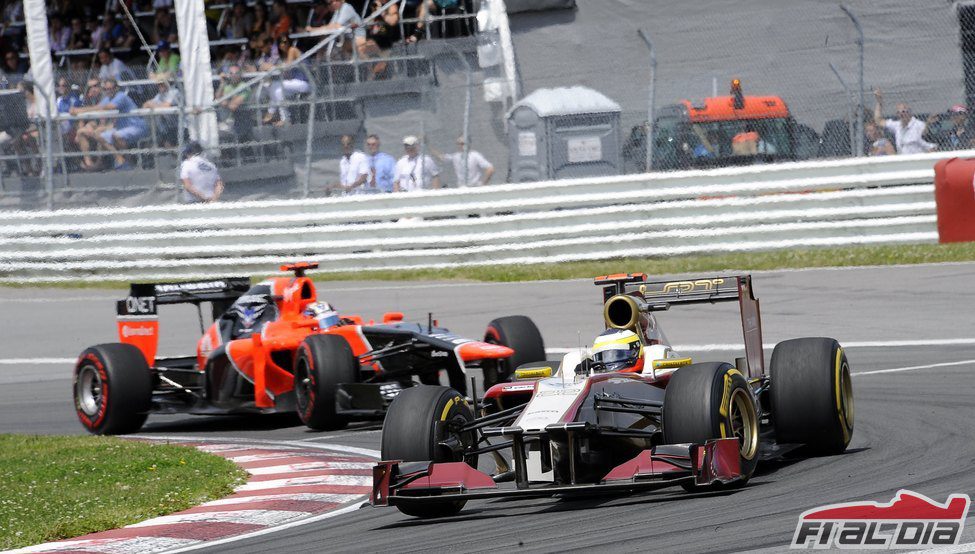 Pedro de la Rosa por delante de un Marussia durante el GP de Canadá 2012