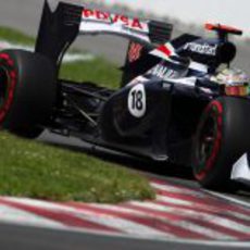 Pastor Maldonado coge una curva en el circuito Gilles Villeneuve