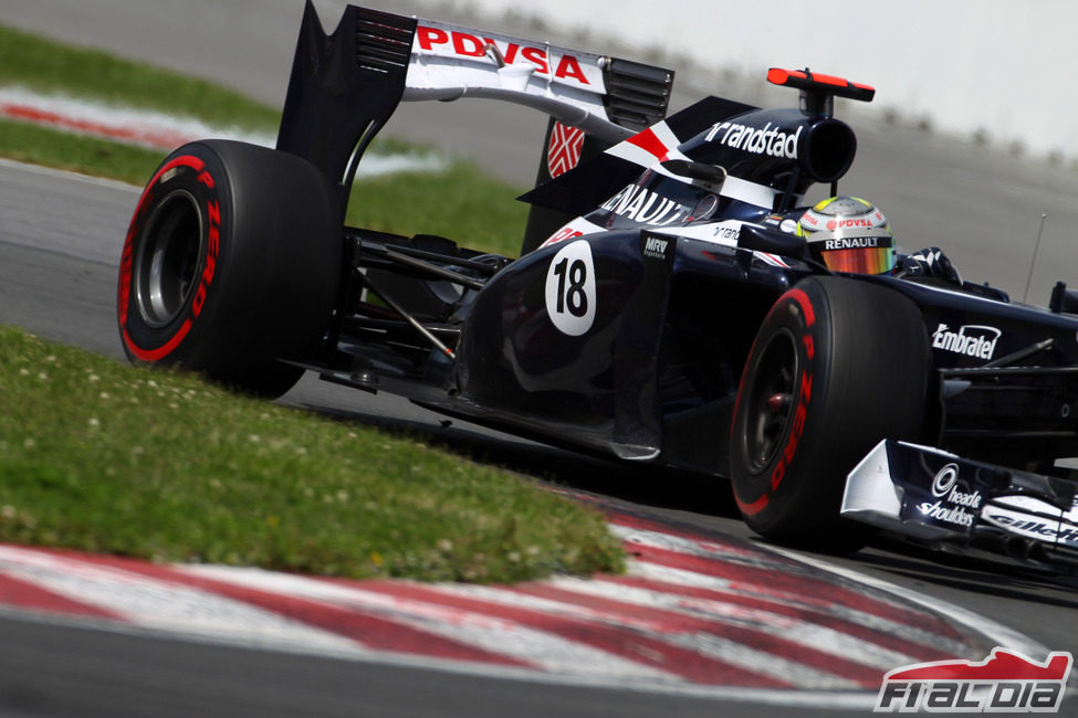 Pastor Maldonado coge una curva en el circuito Gilles Villeneuve