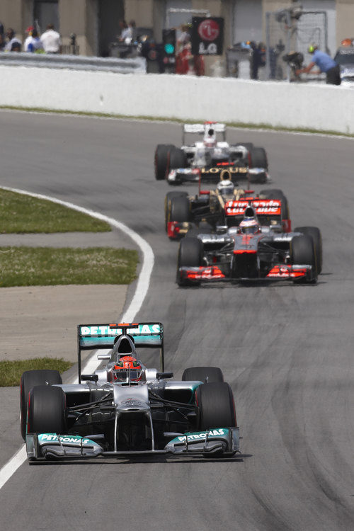 Michael Schumacher y Jenson Button lideran al grupo