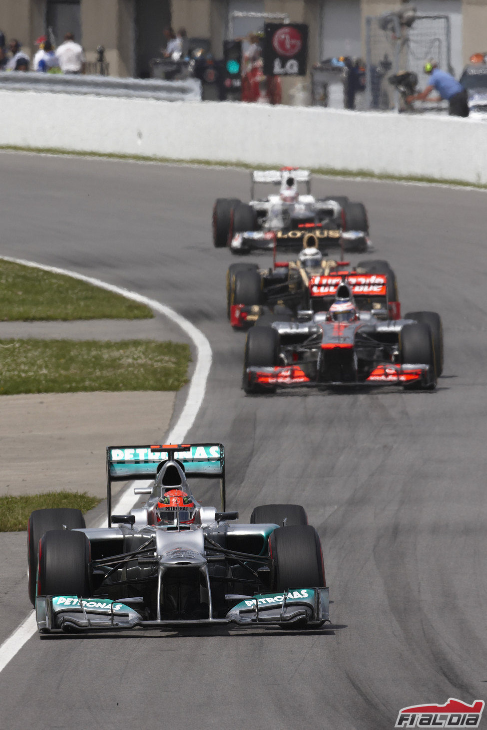 Michael Schumacher y Jenson Button lideran al grupo