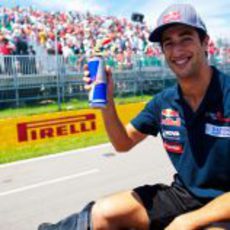 Daniel Ricciardo saluda al público en Canada