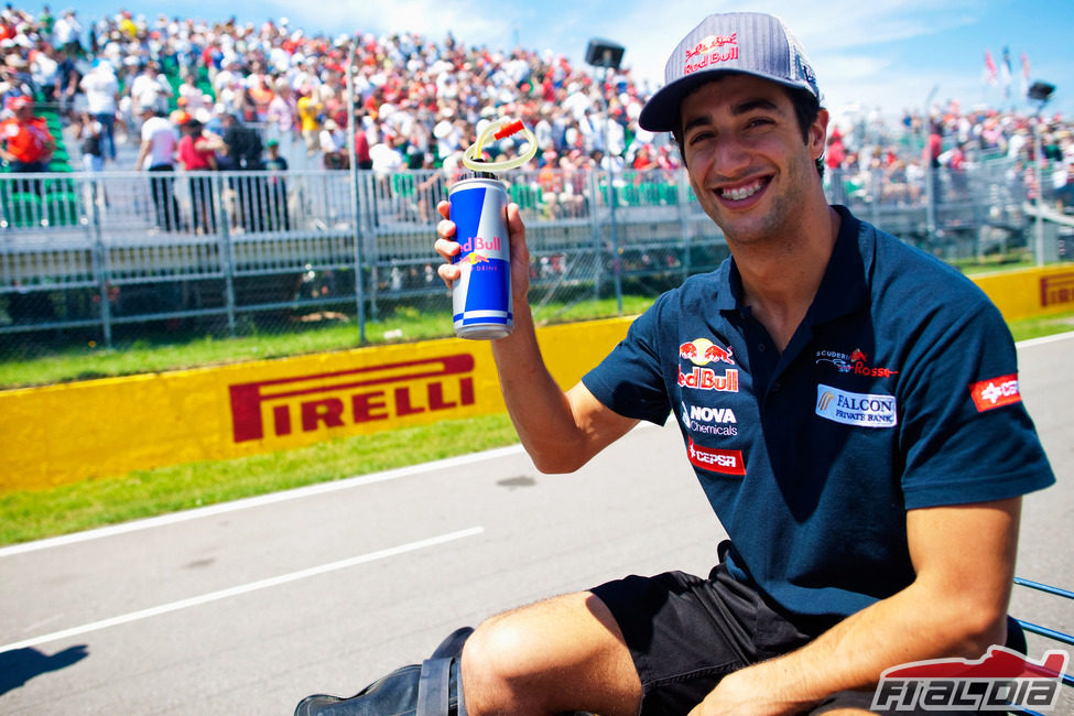 Daniel Ricciardo saluda al público en Canada