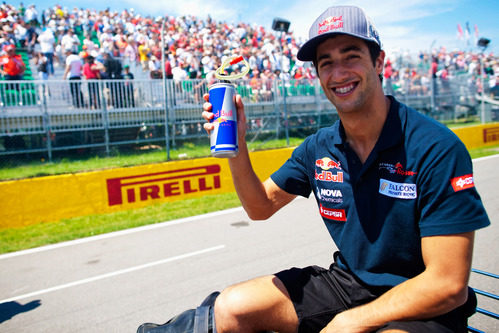 Daniel Ricciardo saluda al público en Canada