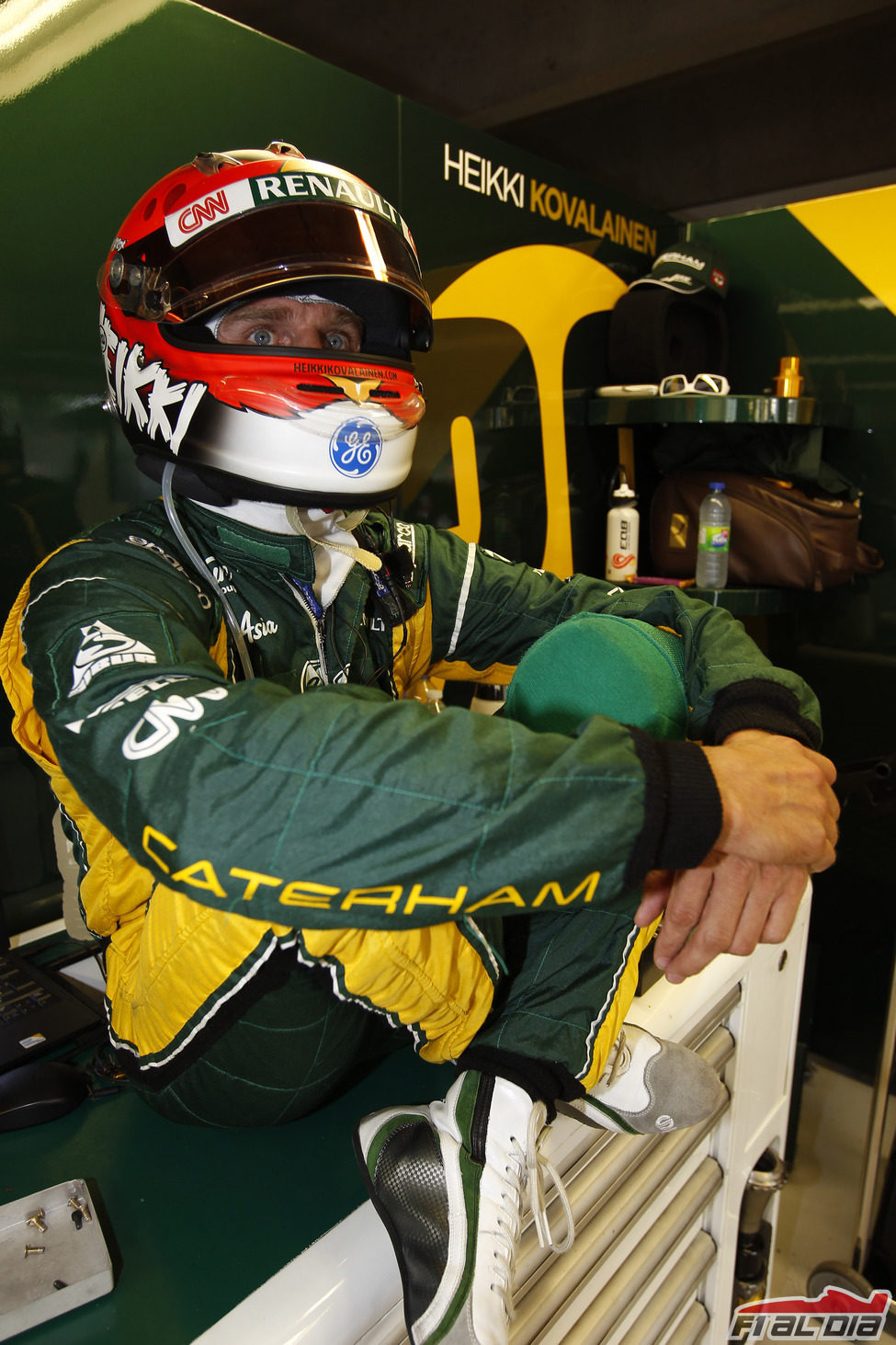 Heikki Kovalainen, relajado en el box
