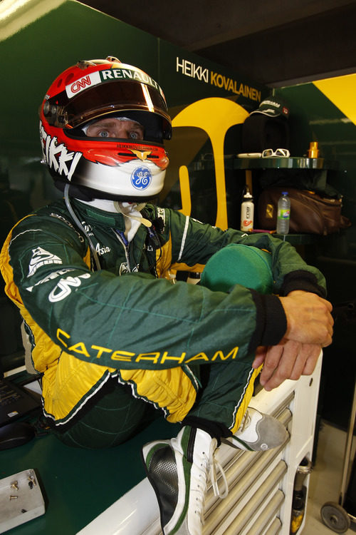 Heikki Kovalainen, relajado en el box