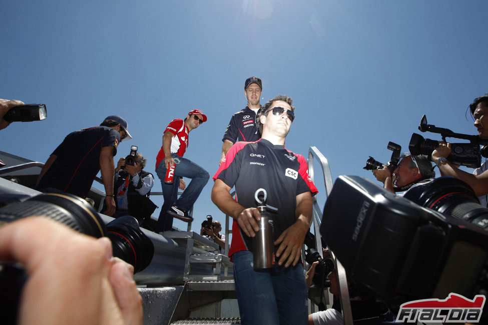 Timo Glock por delante de Sebastian Vettel y Felipe Massa