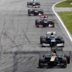 Heikki Kovalainen rueda por delante de sus rivales