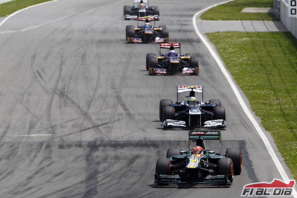 Heikki Kovalainen rueda por delante de sus rivales