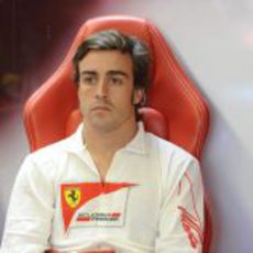 Fernando Alonso tranquilo en el box de Ferrari